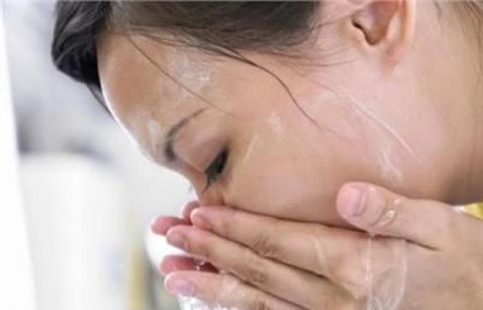 5 نصائح لحماية بشرتك من جفاف الشتاء.. منها الترطيب وتقشير البشرة