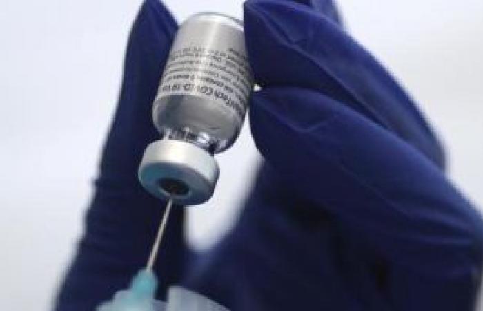 بلومبرج: تطعيم 128 مليون أمريكى إضافى بلقاح كورونا لمواجهة العدوى