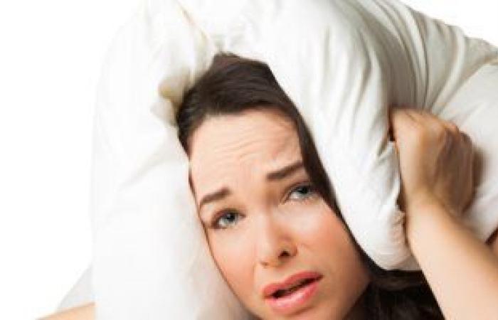 دراسة: قلة النوم تؤدى إلى أعراض تشبه ارتجاج المخ