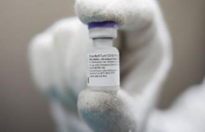 التطعيم بجرعة واحدة فعال للعاملين بالرعاية الصحية المصابين سابقًا بكورونا