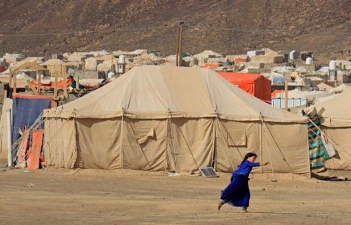 الحوثيون يجددون استهداف مخيمات النازحين غرب مأرب