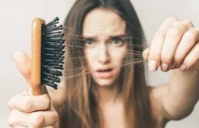 تساقط الشعر أحد أعراض كورونا الممتدة.. دراسة توضح