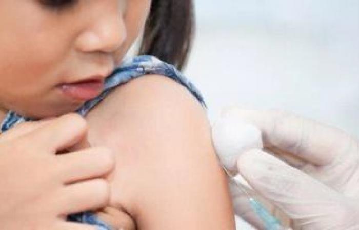 خبير الأمراض المعدية يكشف سر تأخر تطعيم الأطفال بلقاح كورونا