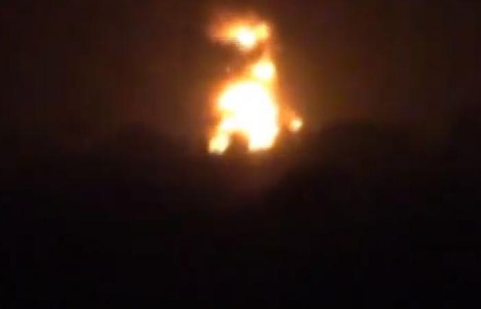 فيديو.. الحوثيون يحرقون شاحنتي مشتقات نفطية بسبب الجبايات