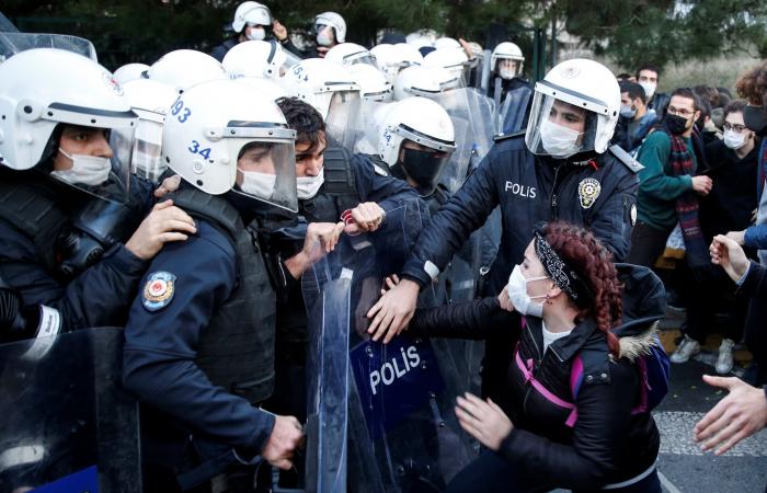 تطبيق جديد يؤرق تركيا.. ضمّ آلافا وساعد احتجاجات معارضة