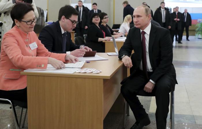 بوتين يوقع قانوناً يسمح له بالبقاء رئيساً لولايتين إضافيتين
