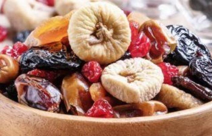 السوائل والخضراوات الغنية بالألياف والفواكه المجففة تمنع الإمساك فى رمضان