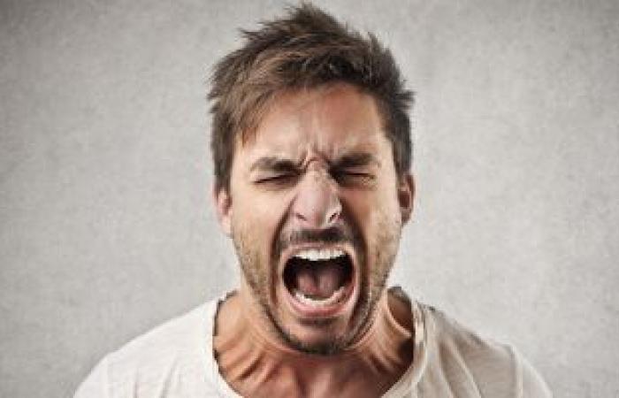 10 نصائح للتحكم فى الغضب.. منها النفس العميق والمشى والاستماع للموسيقى