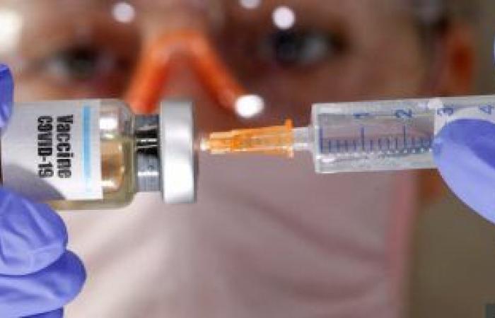 خبراء صحة يكشفون: "القلق" وراء الشعور بالأعراض الجانبية للقاحات كورونا