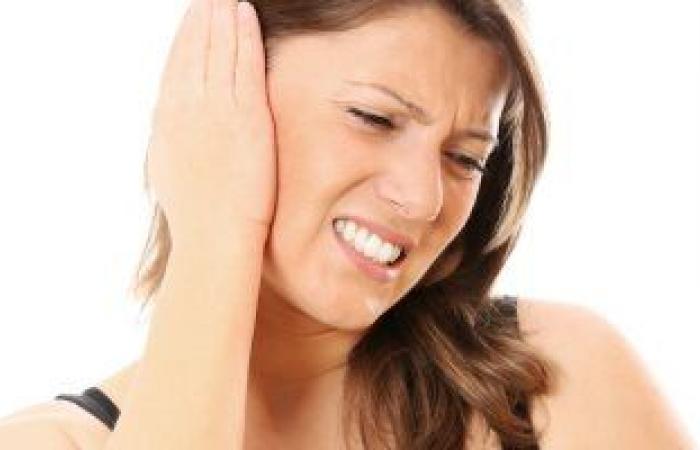 الدوخة والغثيان أبرز أعراض إصابة الأذن بالموجات الباردة.. اعرف الأسباب