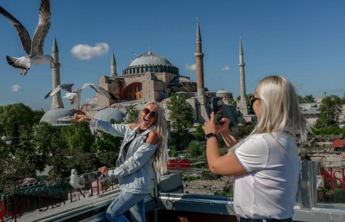 حذف فيديو عن السياحة التركية.. ودعوات لإقالة الوزير