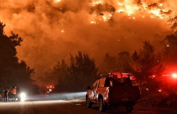 إخلاء 6 قرى في جنوب اليونان بسبب حرائق الغابات