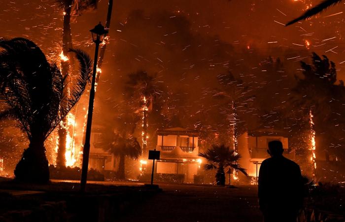 إخلاء 6 قرى في جنوب اليونان بسبب حرائق الغابات