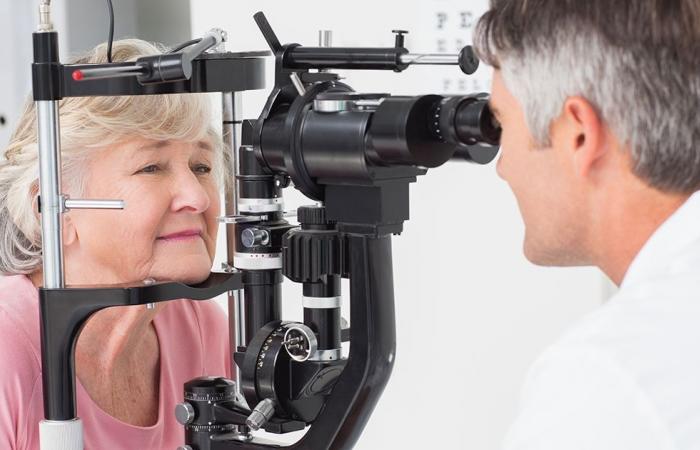 5 نصائح لكبار السن للحفاظ على صحة العين.. قلل استخدام هاتفك المحمول
