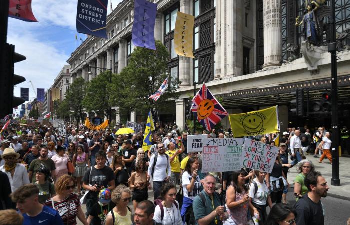 صور لآلاف المتظاهرين في لندن احتجاجاً على قيود كورونا