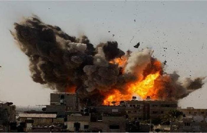 إسرائيل تقصف أهدافا في قطاع غزة بعد إطلاق بالونات حارقة
