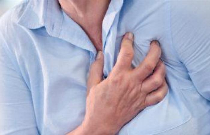 علامات النوبة القلبية "الصامتة".. أبرزها ضيق التنفس وآلام الرقبة
