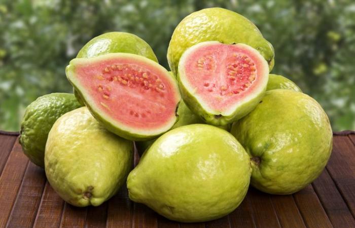 كيف تؤثر الجوافة على القولون؟ تناولها باعتدال