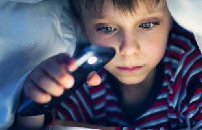 دراسة: استخدام طفلك للهاتف أكثر من ساعتين يوميا يؤثر على صحته العقلية