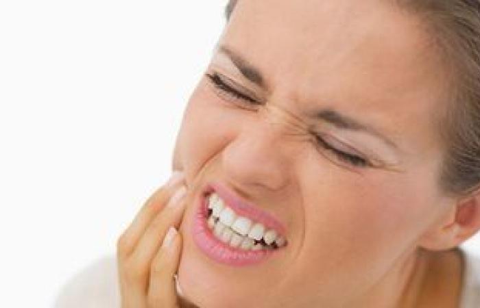 6 علاجات منزلية لألم الأسنان.. منها القرنفل والثوم