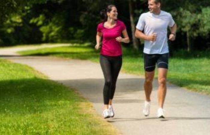 طريقة مشيك هتأثر على صحتك.. تعرف على فوائد المشي السريع