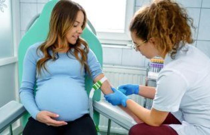 دراسة: تلقى تطعيمات كورونا للحوامل لا يسبب الإجهاض ويحمى الأطفال بعد الولادة