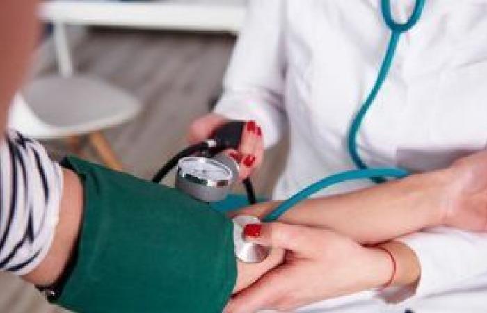 حالات مرضية يمكن أن تسبب انخفاض ضغط الدم.. منها الجفاف ومشاكل القلب