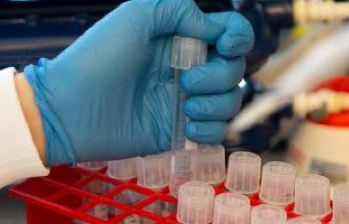 نيوزويك: علماء يوصون بضرورة تلقى التطعيمات ضد كورونا.. وأوميكرون أكثر عدوى