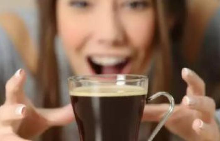 هل تناول القهوة على معدة فارغة خطر؟.. اعرف الإجابة