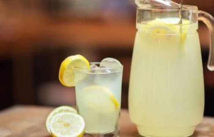 ماذا يحدث لجسمك عند شرب ماء الليمون كل يوم؟