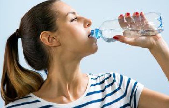 كيف تشرب الماء بشكل صحيح في الصيف وتتجنب الجفاف؟