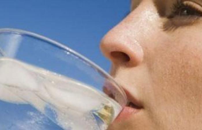 مشروبات لا ينصح بتناولها في الطقس الحار.. أهمها الماء المثلج