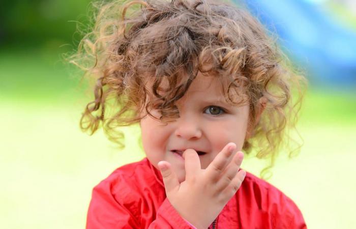 7 طرق فعالة لوقف عادة قضم الأظافر لدى الأطفال