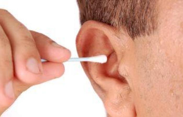 احذر.. أعواد تنظيف الأذن قد تصيبك بالصمم وضعف السمع