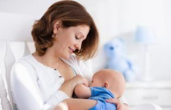 الصحة تكشف فوائد الرضاعة الطبيعية للأم والطفل.. تعرف عليها