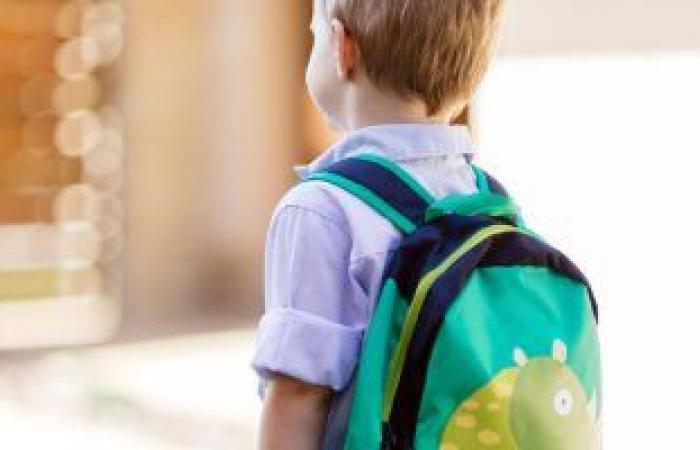 حافظ على صحة ظهر طفلك من الحقيبة المدرسية.. 8 نصائح للآباء