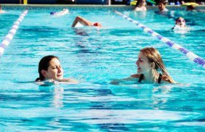 هل السباحة مفيدة للأشخاص المصابين بالتهاب المفاصل الروماتويدي؟