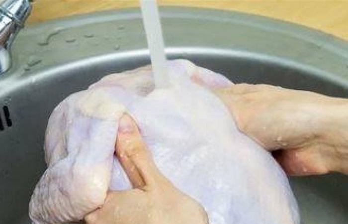 هل غسل الدجاج خطر وضار؟