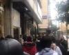 ناشطون في شارع الحمراء يغلقون محال صيرفة
