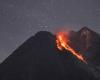 بركان أناك كراكاتاو الإندونيسي يثور مطلقاً الرماد والحمم