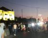 عدد من المحتجين يقطعون طريق دير عمار لهذا السبب