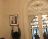 نزع وتحطيم صورة عون داخل قنصلية لبنان في باريس (فيديو)