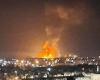حريق كبير في موقع انفجار بمدينة الزرقاء الأردنية
