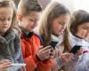 دراسة أمريكية:الاستخدام المفرط للهواتف الذكية يزيد الإقبال على الوجبات السريعة