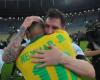 شاهد ميسي يجفف دموع نيمار بعد هزيمة المنتخب البرازيلي