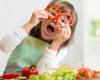 5 نصائح لجعل طفلك يتناول طعاما صحيا ..منها إضافة الخضار الملون