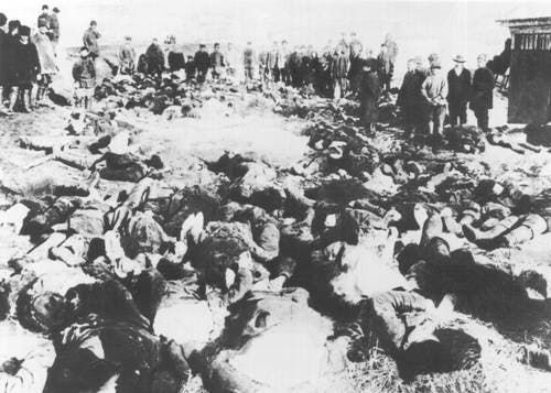 جانب من ضحايا مذبحة لينا
