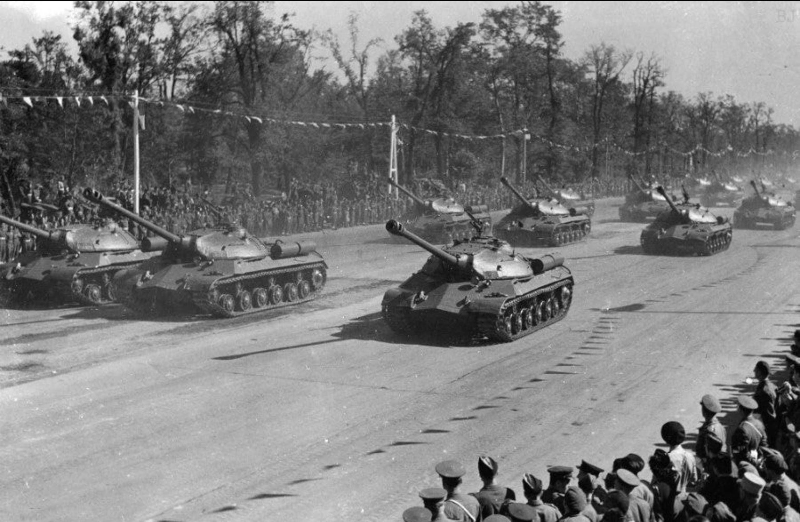 جانب من الدبابات السوفيتية أثناء مرورها بالاستعراض