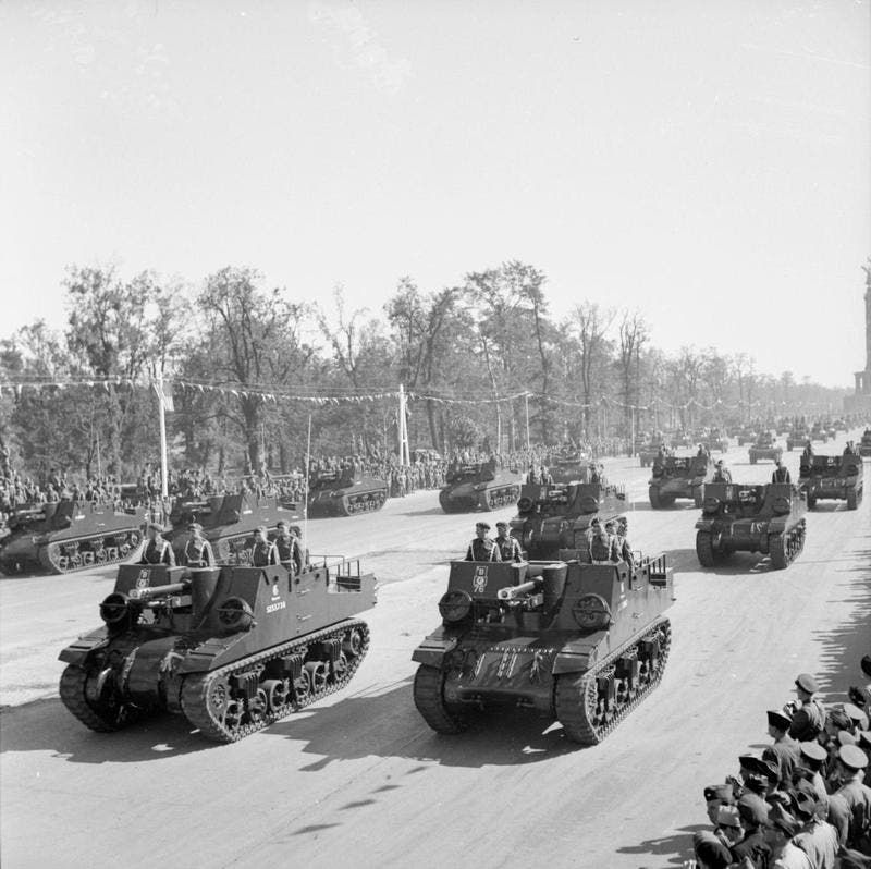 صورة لعدد من الدبابات البريطانية الخفيفة خلال الاستعراض