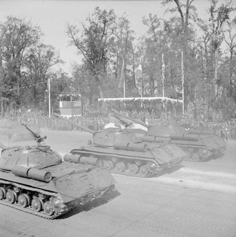 صورة لعدد من الدبابات السوفيتية بالاستعراض